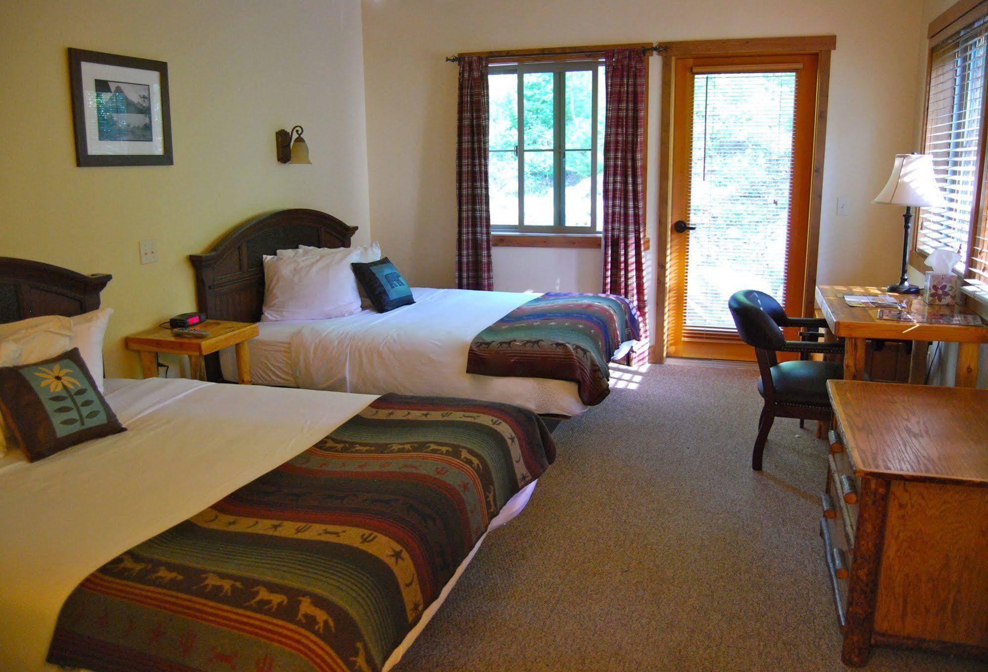 Glacier Guides Lodge เวสต์กลาเซียร์ ภายนอก รูปภาพ