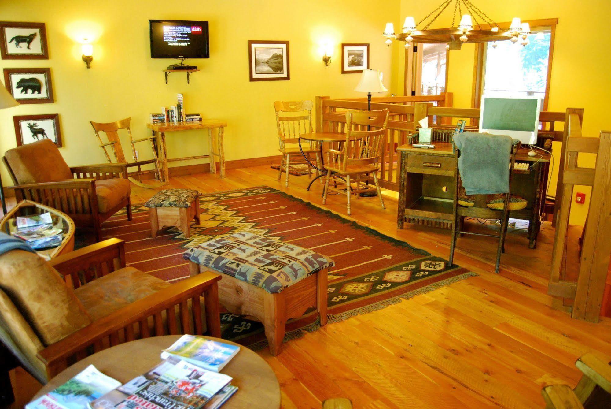 Glacier Guides Lodge เวสต์กลาเซียร์ ภายนอก รูปภาพ