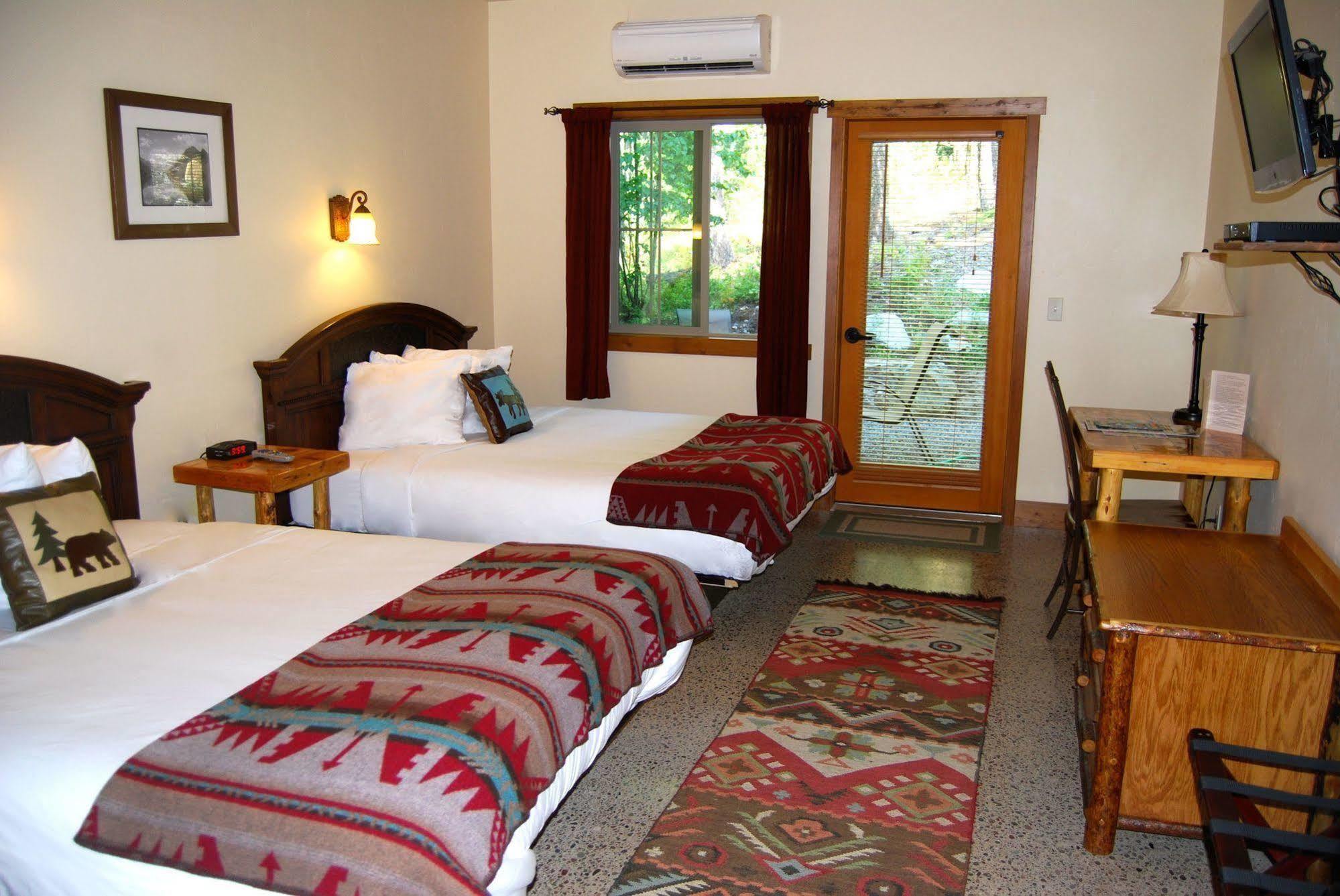 Glacier Guides Lodge เวสต์กลาเซียร์ ภายนอก รูปภาพ